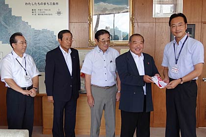 三条市水害義援金に9万円余りを寄付した栄地区市民チャリティゴルフ大会実行委員会