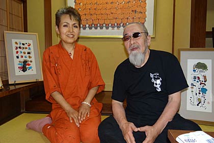 本庄基晃さん(右)と弟子で二代目「荘眠月」の鎌原知子さん(左)