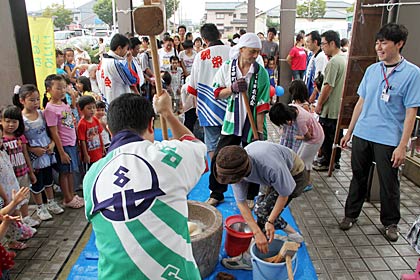 ことしも人気のモチつき大会