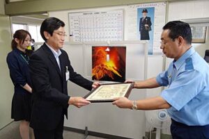 社債購入などの類似詐欺被害を防いだ北越銀行県央つばめ支店と窓口担当に燕署が感謝状