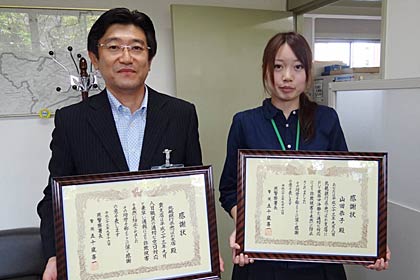 左が北越銀行県央つばめ支店の二宮支店長、右が山田さん