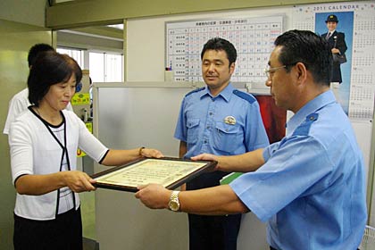 五十嵐燕署長から感謝状を受ける堀井慎太君の母、まり子さん