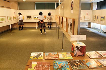 10月2日まで燕市立図書館で開かれている宮西達也絵本原画展