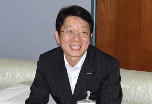 三条市水害義援金に10万円を寄付したリオン・ドール大崎店の大谷店長
