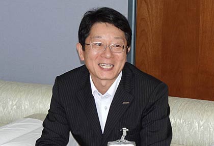 三条市水害義援金に10万円を寄付したリオン・ドール大崎店の大谷店長