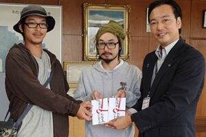 左から三条楽音祭実行委員会の三浦副実行委員長、金子実行委員長、国定市長