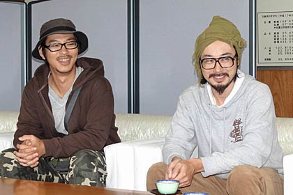 国定市長と歓談する三条楽音祭実行委員会の2人