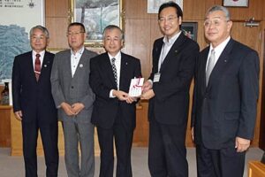 三条市内4ロータリークラブ会長と国定市長(右から2人目)