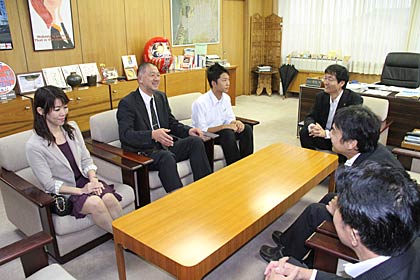 奥の左から母道子さん、田辺燕市空手道連盟会長、篠原君