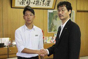 第7回世界ジュニア&カデット空手道選手権大会のカデット男子個人組手70kg以下級に出場の燕中学校3年篠原寛弥君が燕市長を表敬