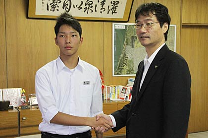 第7回世界ジュニア&カデット空手道選手権大会のカデット男子個人組手70kg以下級に出場する燕中3年篠原君が鈴木市長を表敬して握手