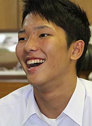 言葉少なだが笑顔の篠原君