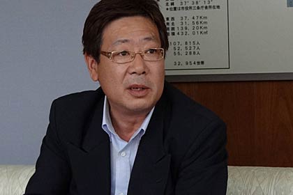 サンライフ東北事業部の協力会社14社から預かった三条市水害義援金7万円を国定市長に届けたサンライフの大竹社長