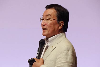 三条エコノミークラブ50周年記念公開例会で講演するネッツトヨタ南国(株)取締役相談役の横田さん