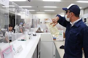 燕署が第四銀行吉田支店でガソリンを使った強盗訓練、消火作業や鑑識の参加も含めて総合的に訓練