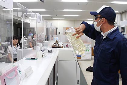 21日に第四銀行吉田支店で行われたガソリン使用の強盗訓練、ガソリン（水）の入ったペットボトルを手に行員を脅す模擬犯人