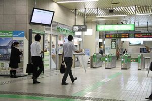 運休が出始めた21日夕方のJR燕三条駅の上越新幹線改札前