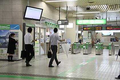 運休が出始めた21日夕方のJR燕三条駅の上越新幹線改札前