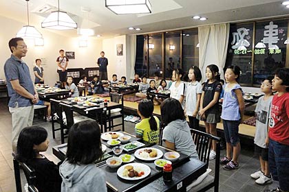 三条市へ農業体験に訪れて国定市長に三条市への水害義援金5万円と手描きのメッセージを贈る荒川区立第二峡田小学校の児童（写真：三条市提供）