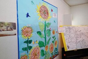 25日まで加茂のヒマワリスプロジェクトがヒマワリ絵画展、園児がヒマワリを描いた絵画や市民のヒマワリメッセージ、活動写真を展示