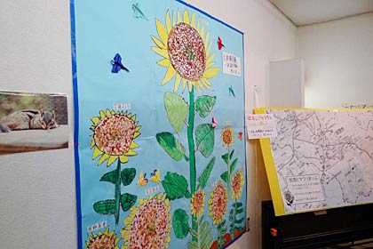 25日まで新潟経営大学コンソーシアムのサテライト店舗で開かれている「ヒマワリ絵画展」の園児による絵画