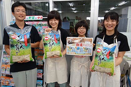  JAにいがた南蒲のオリジナルブランド「なんかん育ち」を手にPRする職員