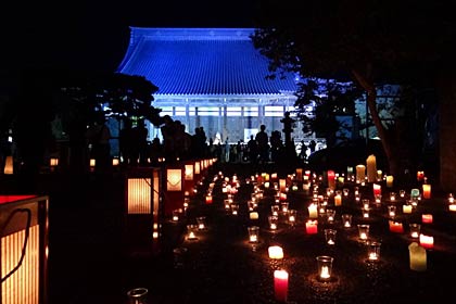 24日夜、本寺小路あかり物語第七章で行われた三条別院のライトアップ