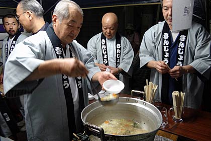 来場者に無料で鍛冶雑炊をふるまう