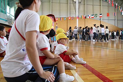 2歳児以下もひざにちょこんと座って観戦