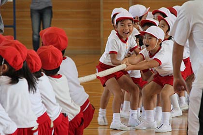 綱引き園児は大はしゃぎ