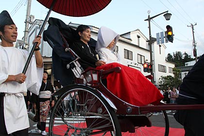 行列は宮大門から人力車に新郎新婦を乗せて