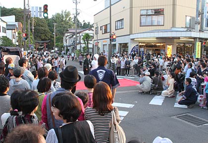  宮大門に大勢の見物客