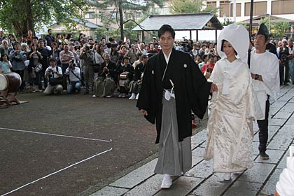  赤鳥居から石畳会場へ