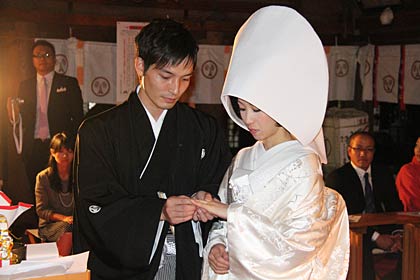 青海神社で結婚の儀、指輪の交換