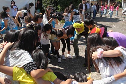 出番前に出演者で円陣を組んで「おーっ！」
