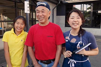 三条鍛冶集団の指導で「特別な人のための包丁づくり」に挑戦した佐藤さん母娘
