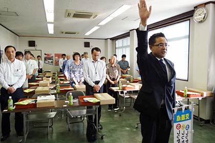 26日行われた燕市交通安全協会の交通安全「旗」リレー出発式、安全運転を誓う森井紙器工業の小杉安全運転管理者