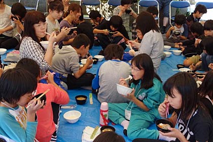 昼食は保護者に目も暮れずにつみれ汁とご飯をかき込む