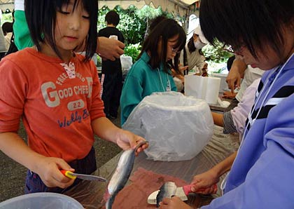 1泊2日で行われた第4回空腹体験「はらぺこ塾」、2日目の昼食準備で空腹と戦いながらサンマをおろす小学生