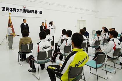 26日行われた三条市と三条市体育協会による「おいでませ！山口国体」の出場選手壮行会
