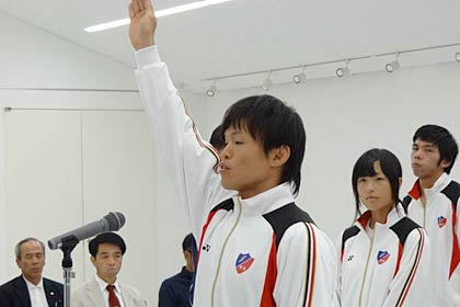 選手宣誓を行うレスリングの熊倉大輔選手
