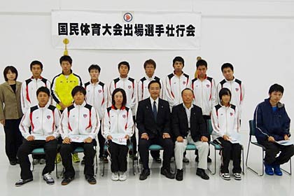 出席した国体出場選手と記念撮影