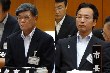 採決前の7市議の討論を聞く松永悦雄教育長(左)と国定市長(右)
