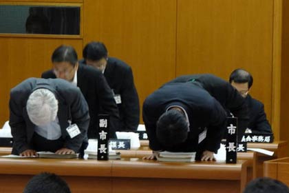 採決が終わって深々と頭を下げる吉田副市長と国定市長