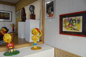 10月2日まで加茂市「あとりえ きっか」で「石塚基之～彫刻と水彩～展」、元中学校美術教諭で中央でも活躍する田上町の彫刻家、石塚さんの作品を展示