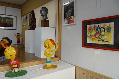 10月2日まで加茂市の「あとりえ　きっか」で開かれる「石塚基之～彫刻と水彩～展」