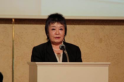講演する日出山みなみさん