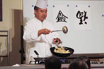 調理実演するりんくんびさん