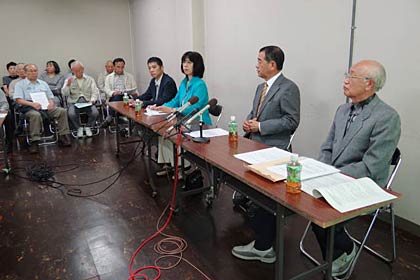「三条市をつくる市民の会」と「小中一体校の問題を考える会」の記者会見