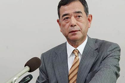 第一中学校区の小中一体型校舎建設関係の議案を可決に対し声明を発表する小中一体校の問題を考える会の外山会長